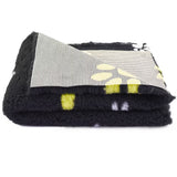 Αντιολισθητικό VetBed μαύρο με κίτρινες πατούσες (100x75)