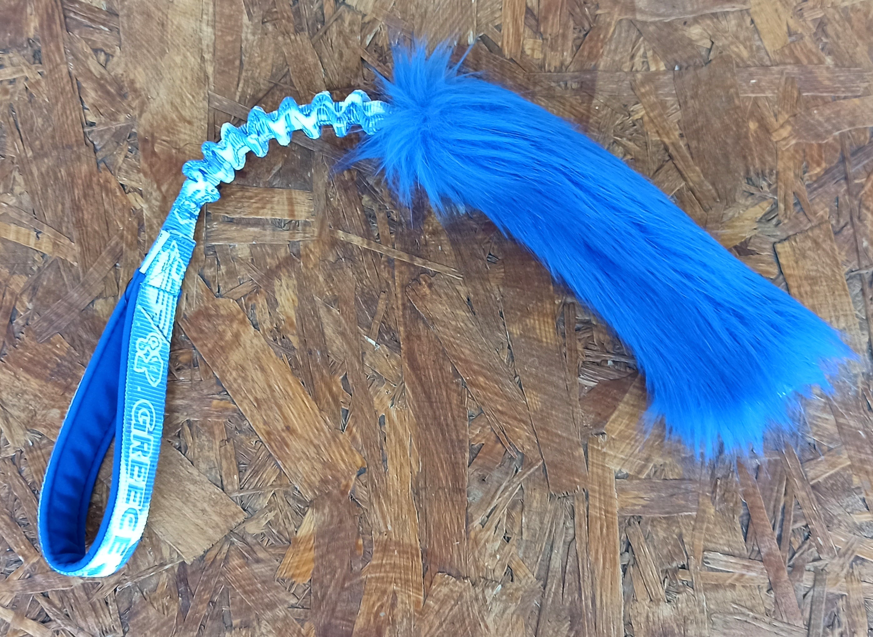 Fur toy with bungee Medium 'furry patriots' - Greece